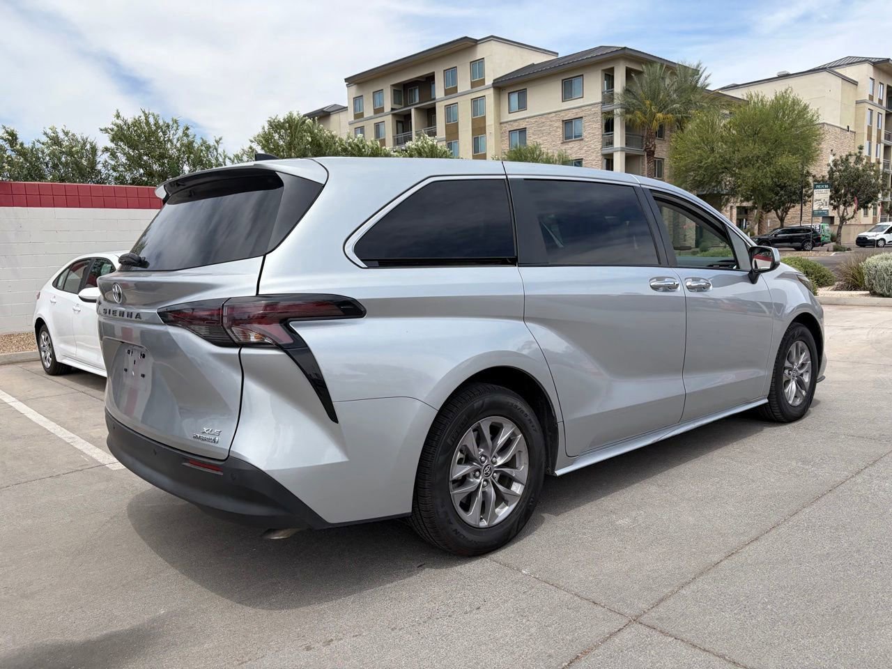 Used 2023 Toyota Sienna XLE FWD image 2