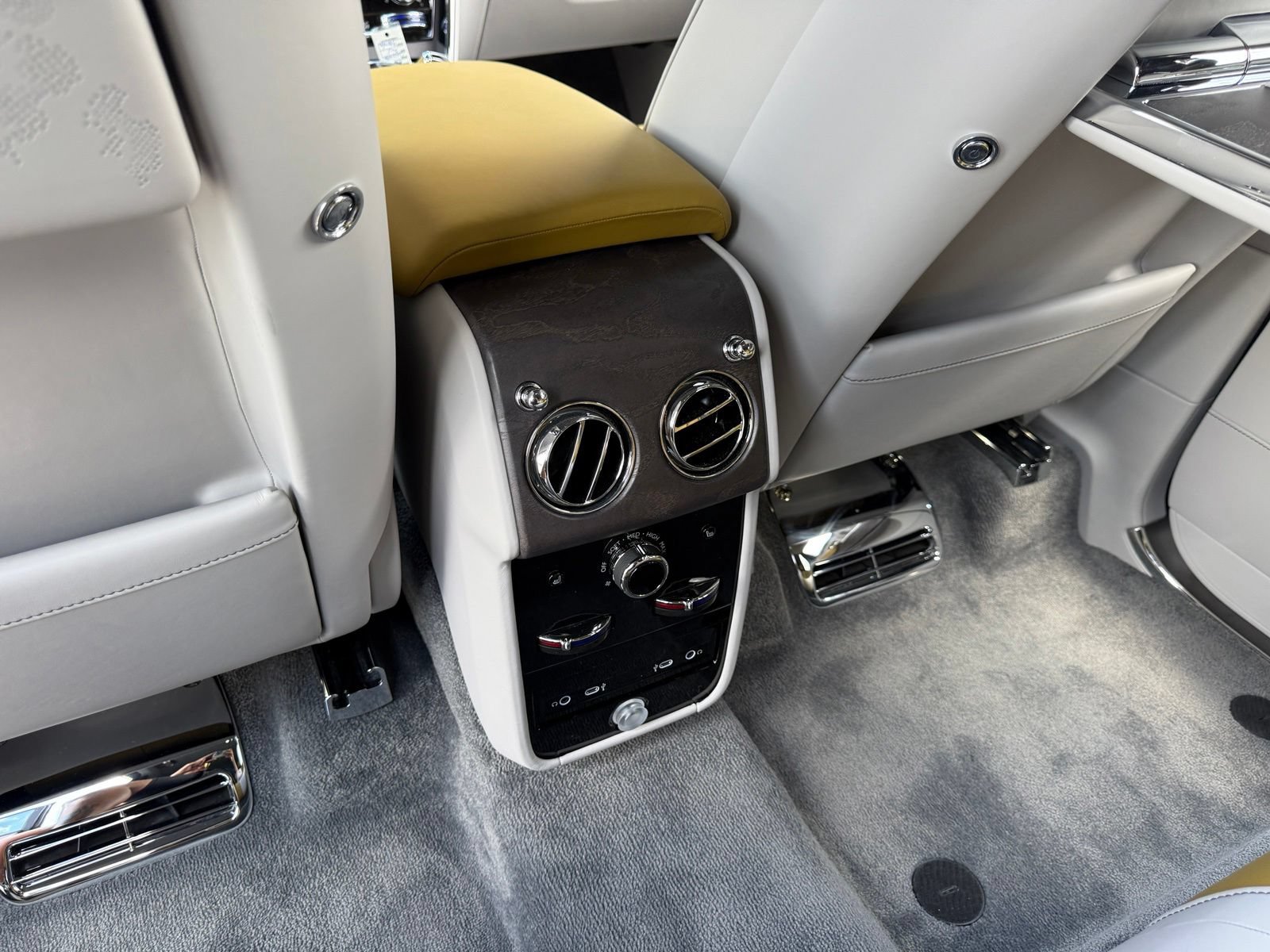 Used 2025 Rolls-Royce Cullinan AWD/4WD image 42