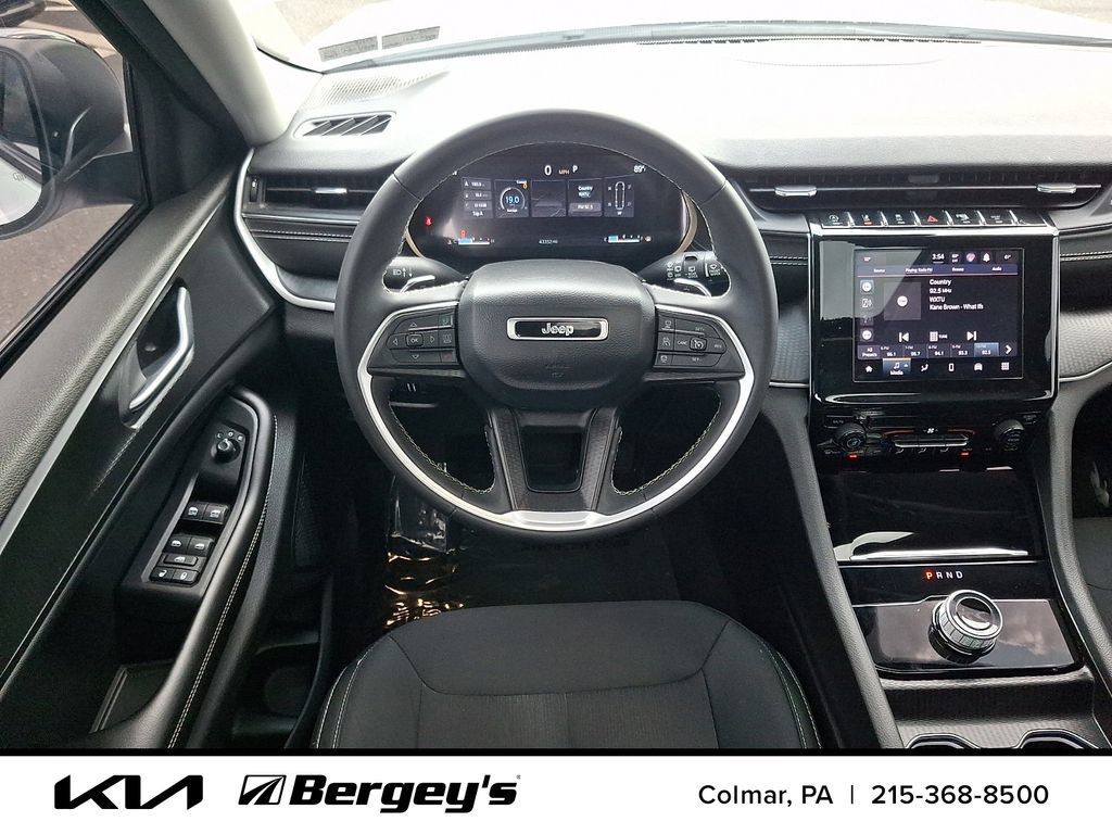 Used 2023 Jeep Grand Cherokee L Laredo AWD/4WD image 15