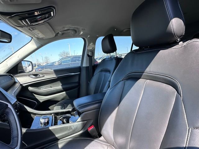 Used 2022 Jeep Grand Cherokee L Limited w/ Black Appearance Package image 18