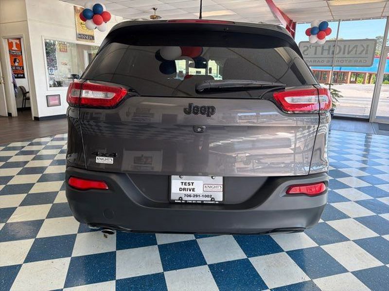 Used 2018 Jeep Cherokee Latitude w/ Altitude Package AWD/4WD image 6