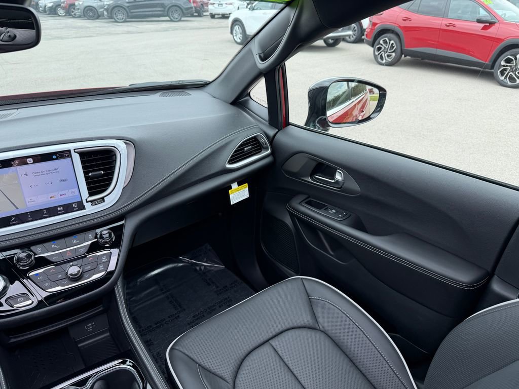 New 2027 Chrysler Pacifica Limited AWD/4WD image 21