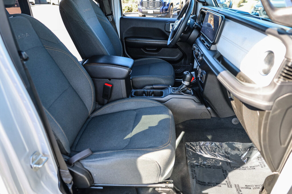 Used 2024 Jeep Wrangler Unlimited Sahara AWD/4WD image 8
