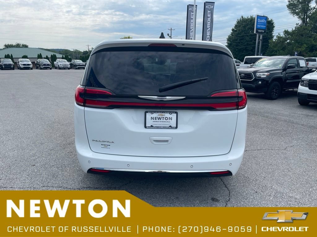Used 2023 Chrysler Pacifica Touring-L FWD image 44