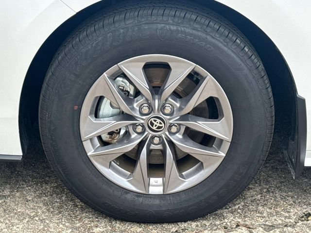 Used 2026 Toyota Sienna XLE AWD/4WD image 5