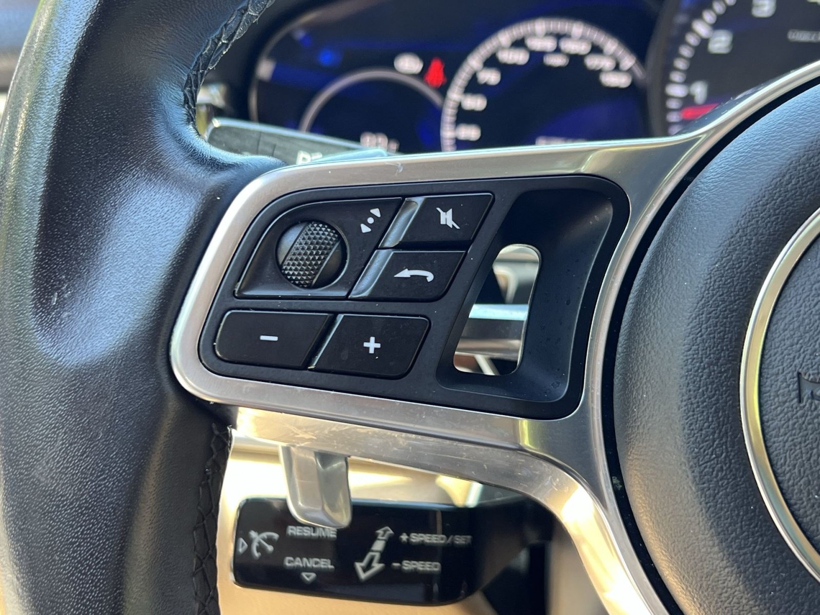 Used 2018 Porsche Panamera RWD image 35