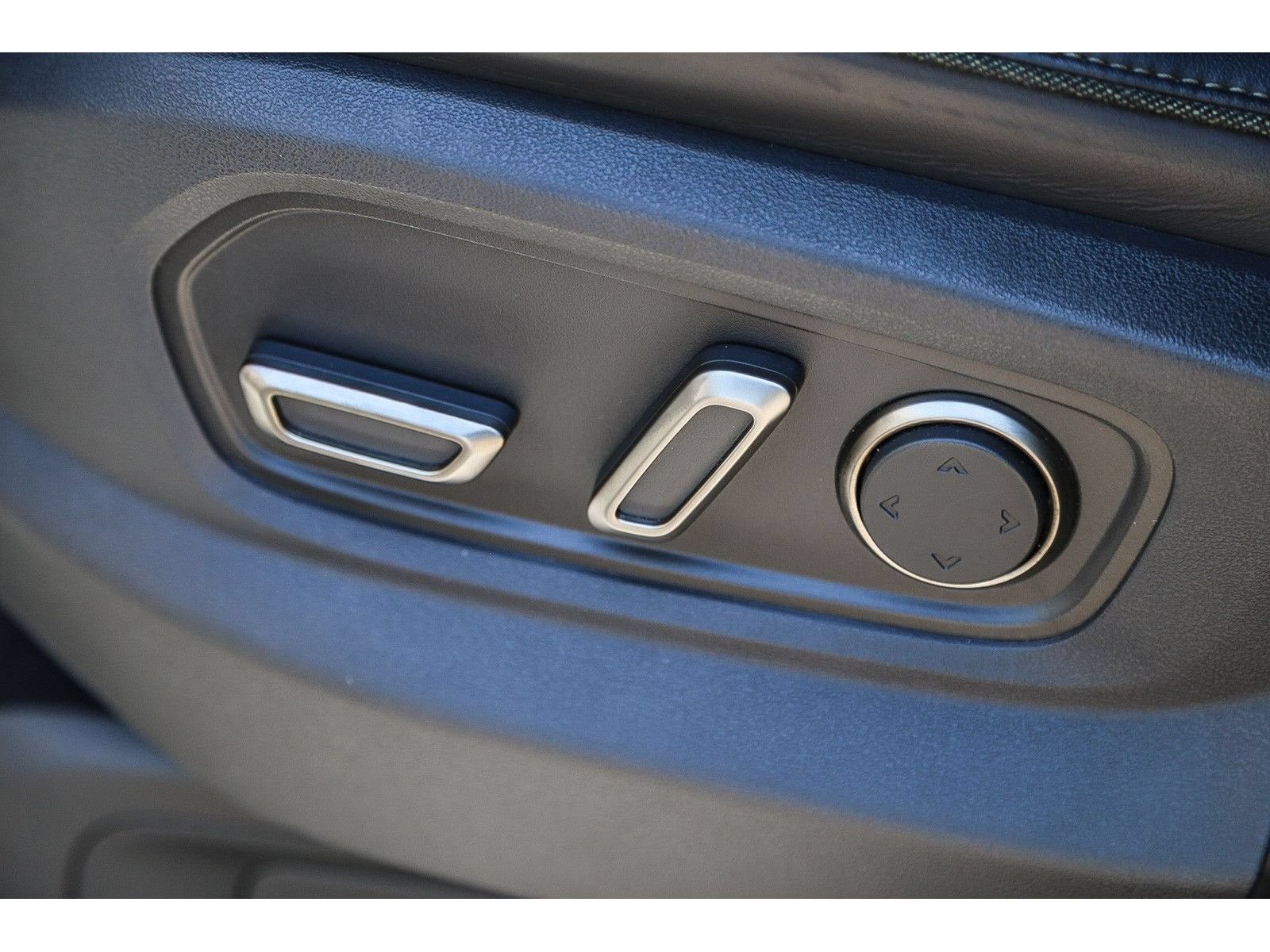 Used 2025 Rivian R1S Adventure AWD/4WD image 20