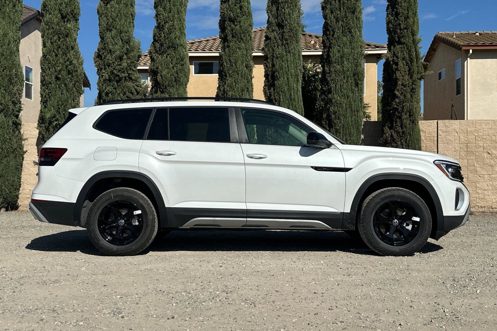 New 2026 Volkswagen Atlas Peak Edition AWD/4WD image 2