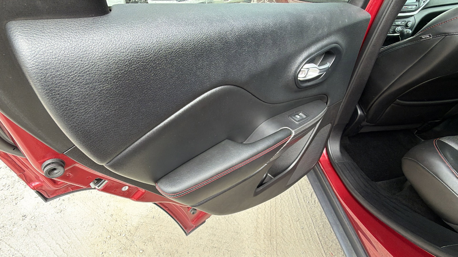 Used 2015 Jeep Cherokee Trailhawk w/ Comfort/Convenience Group image 23