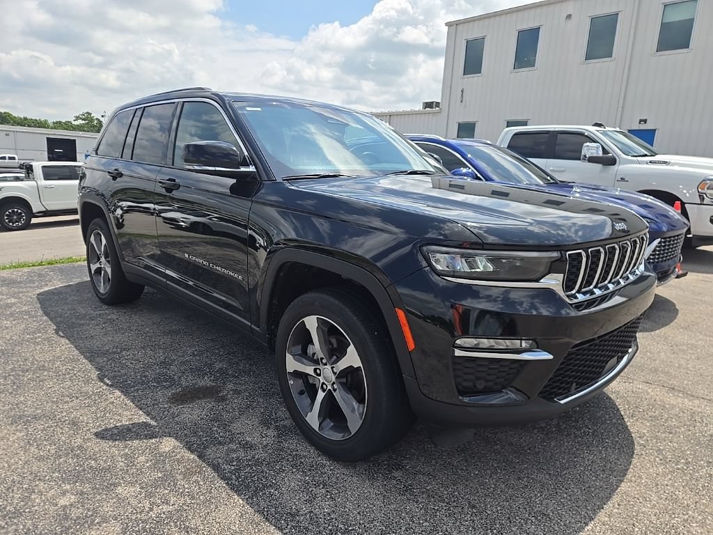 Used 2023 Jeep Grand Cherokee Limited w/ Luxury Tech Group II AWD/4WD image 2
