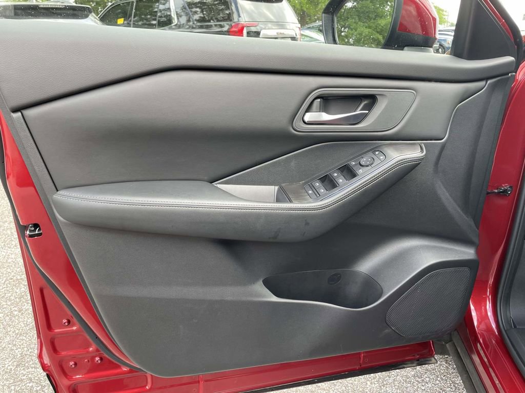 Used 2025 Nissan Rogue SV FWD image 16