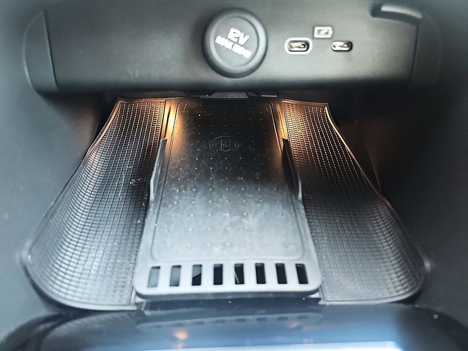 Used 2023 Volvo XC40 B5 Ultimate w/ Protection Package Premier image 25