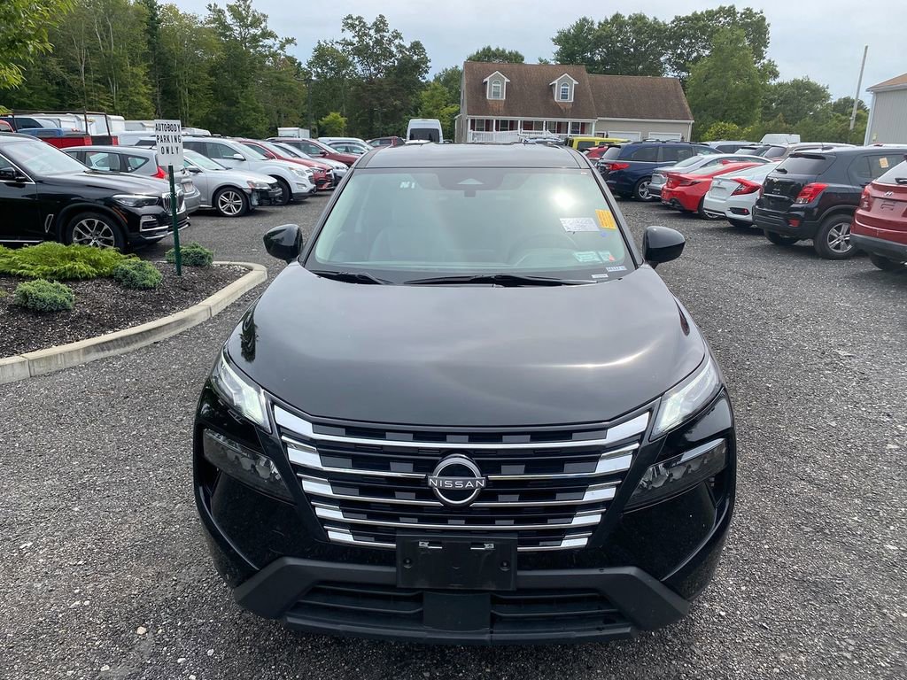 Used 2024 Nissan Rogue SV image 3