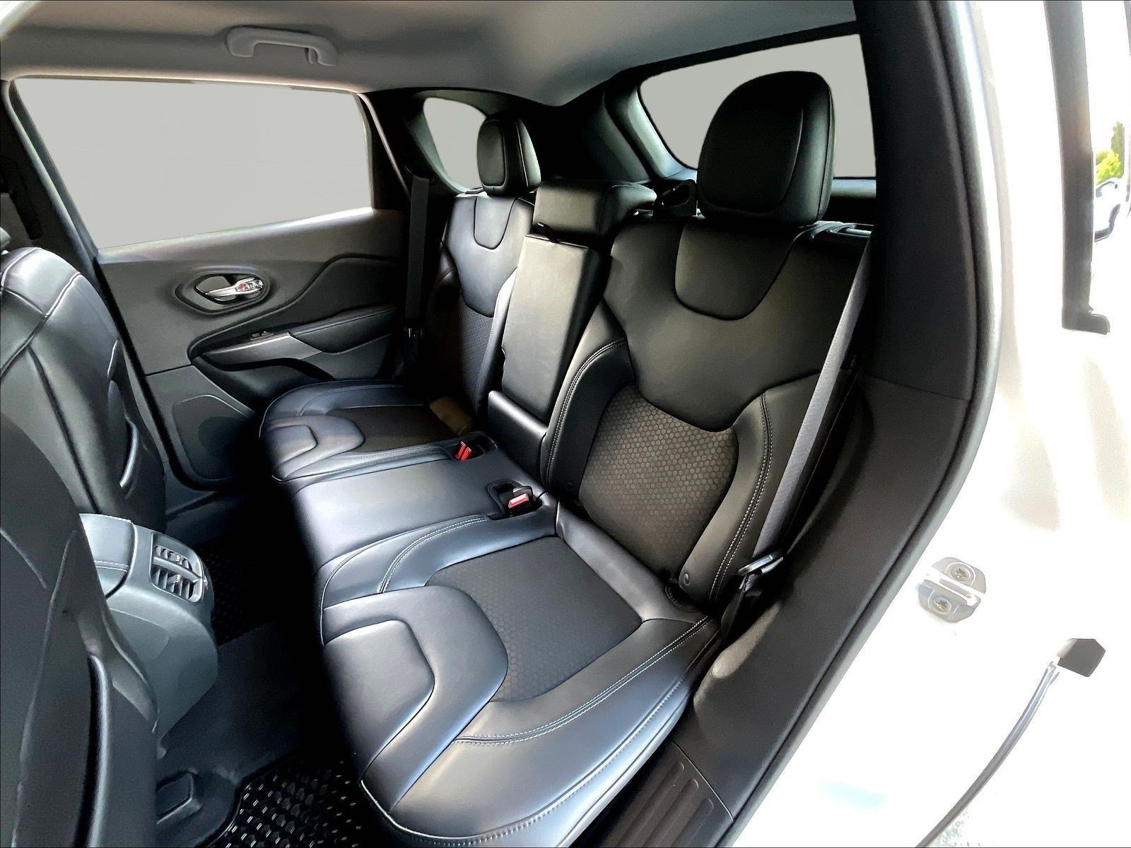 Used 2019 Jeep Cherokee Latitude Plus w/ Comfort/Convenience Group AWD/4WD image 22