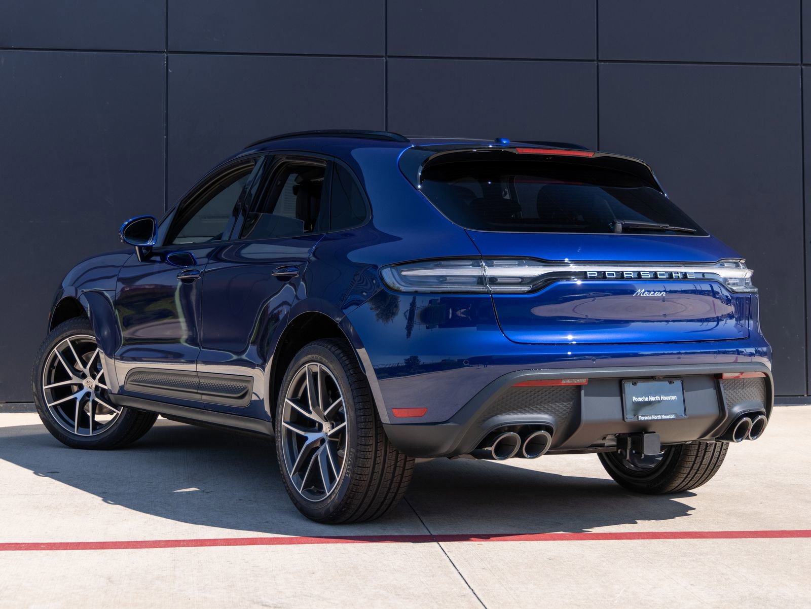 Certified 2025 Porsche Macan image 3