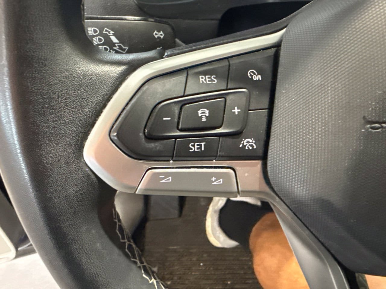 Used 2023 Volkswagen Tiguan SE AWD/4WD image 27
