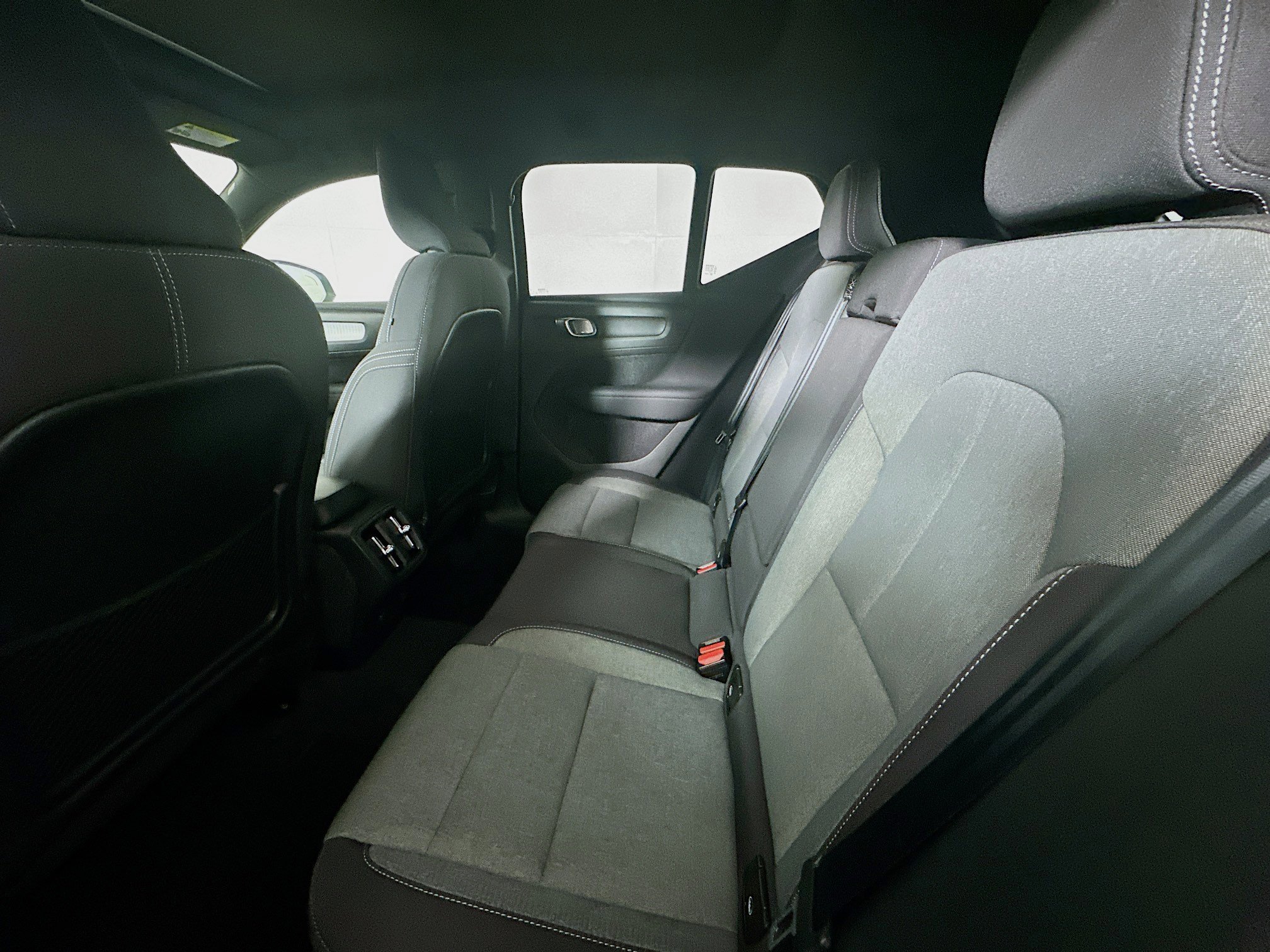 Used 2024 Volvo XC40 B5 Core image 28