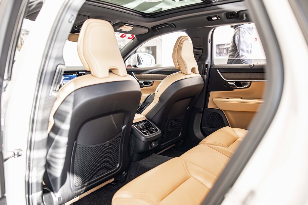 Used 2023 Volvo V90 B6 Cross Country Ultimate w/ Climate Package image 34