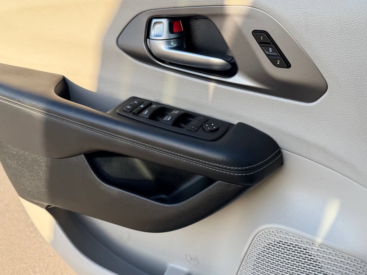 Used 2023 Chrysler Pacifica Touring-L FWD image 28