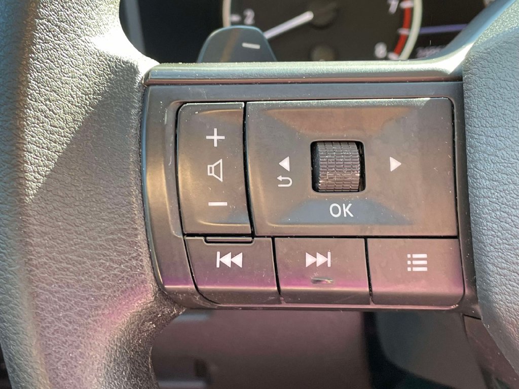 Used 2025 Nissan Rogue S AWD/4WD image 31