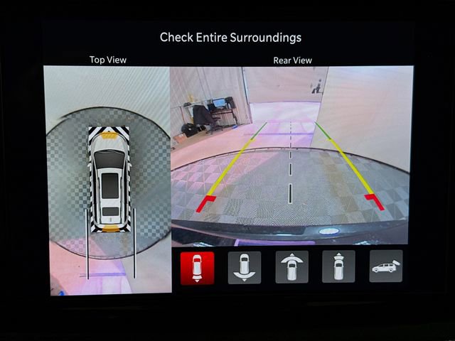 Used 2025 Chrysler Pacifica Select image 13