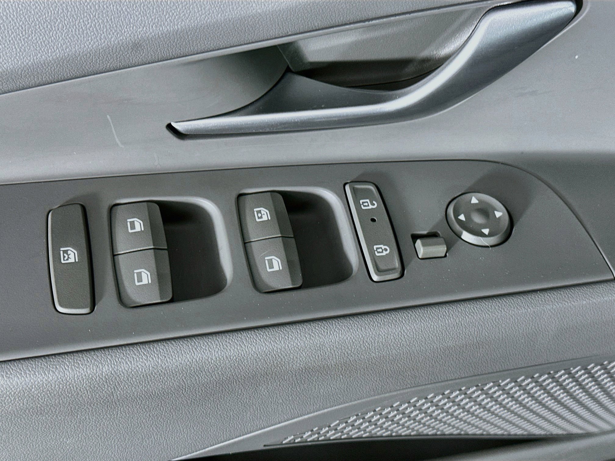 Used 2025 Hyundai Elantra SEL FWD image 15