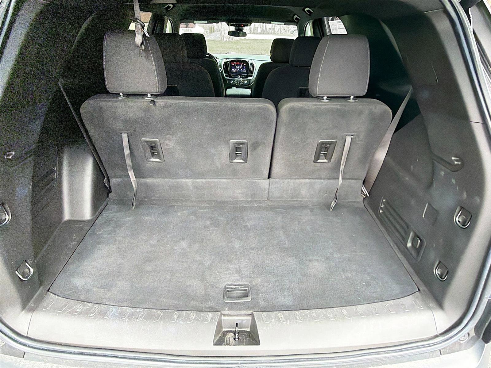Used 2022 Chevrolet Traverse LT image 25