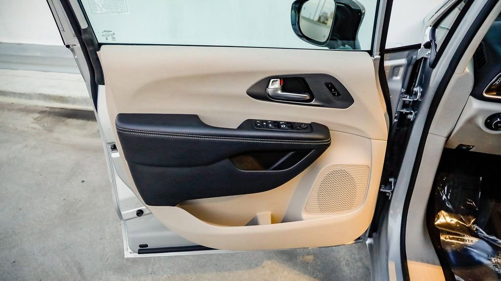 Certified 2024 Chrysler Pacifica Touring-L image 25