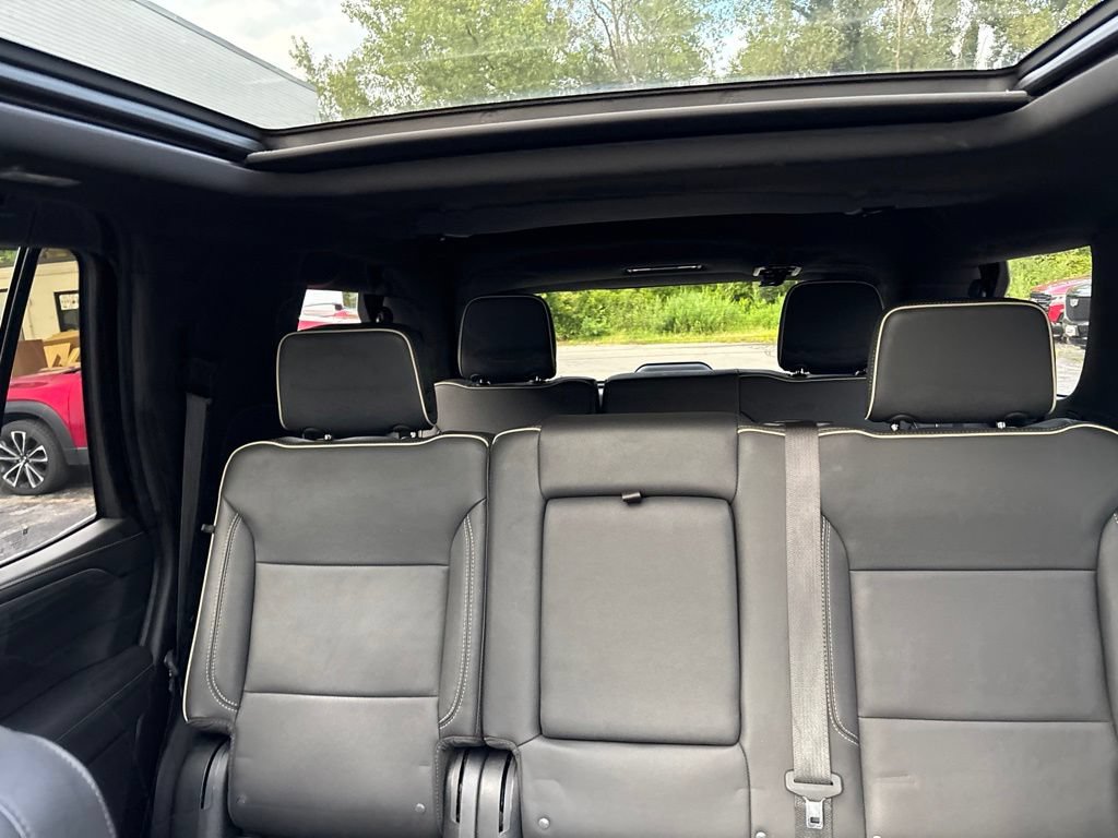 Used 2023 GMC Yukon SLT w/ SLT Luxury Package AWD/4WD image 35