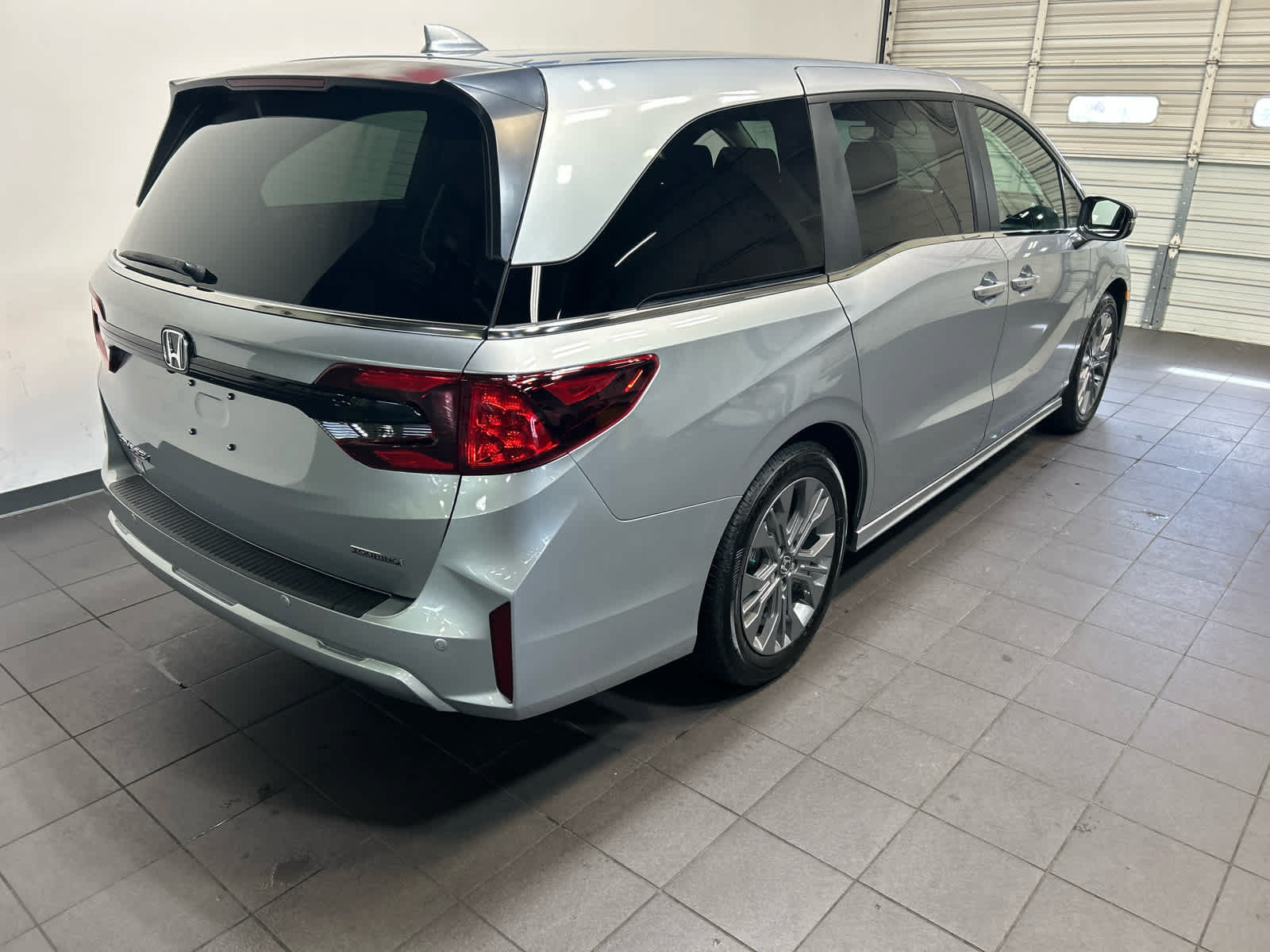 Used 2025 Honda Odyssey Touring image 3