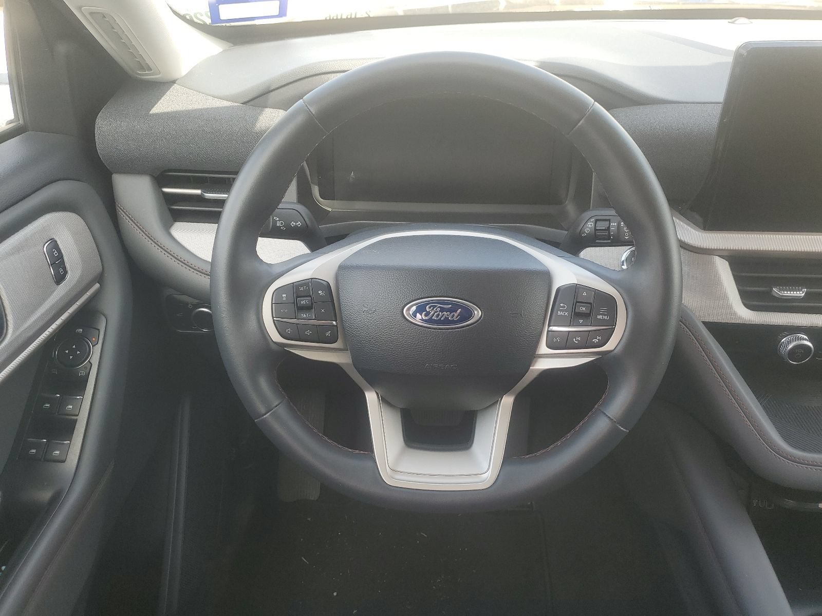 Used 2025 Ford Explorer Active RWD image 11
