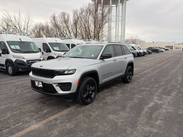 New 2025 Jeep Grand Cherokee Altitude w/ Trailer Tow Package AWD/4WD image 1