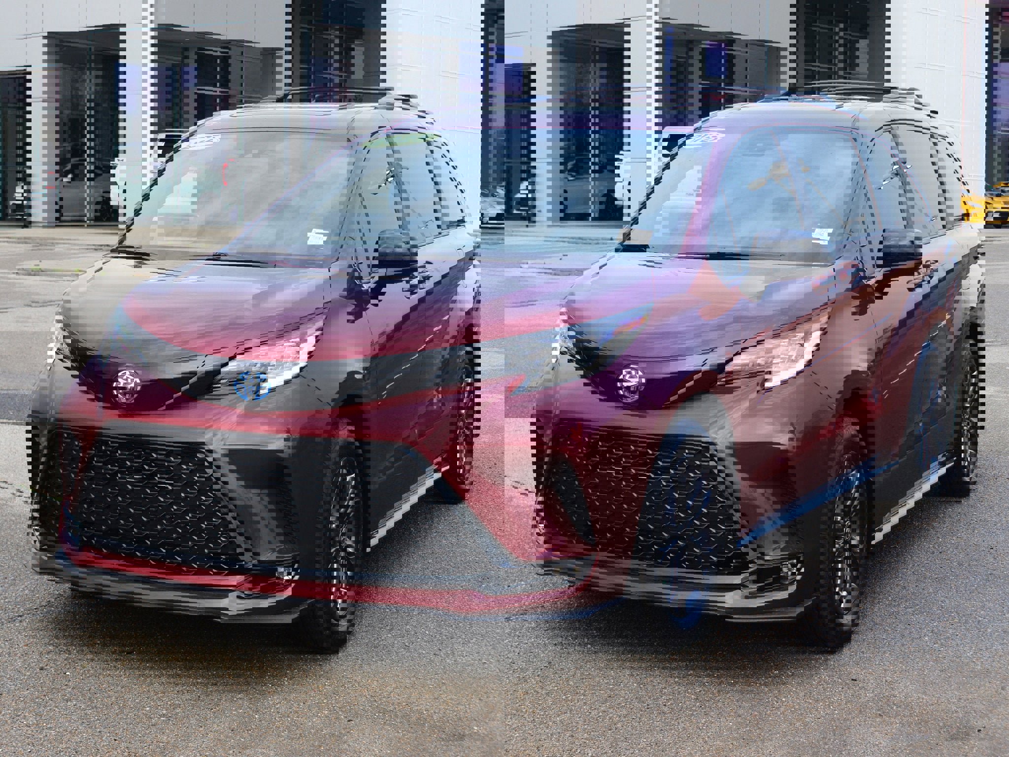 Used 2025 Toyota Sienna XSE w/ XSE Plus Package image 2