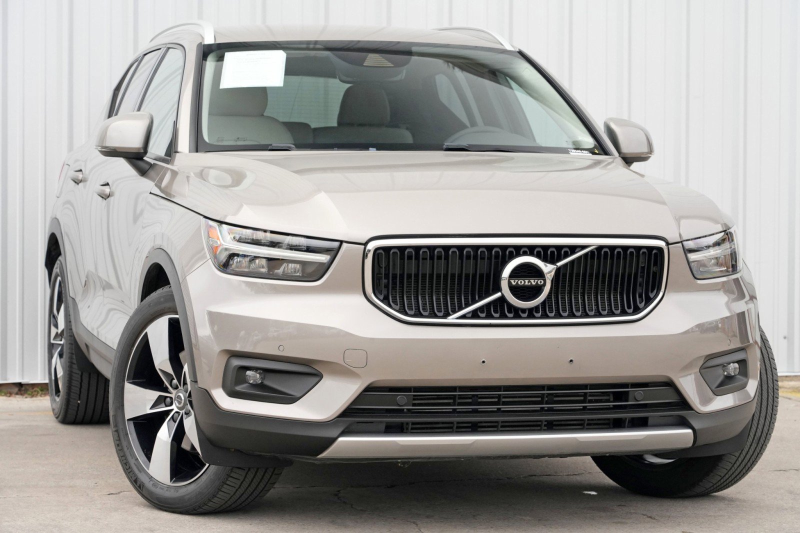 Used 2022 Volvo XC40 T5 Momentum w/ Premium Package image 2