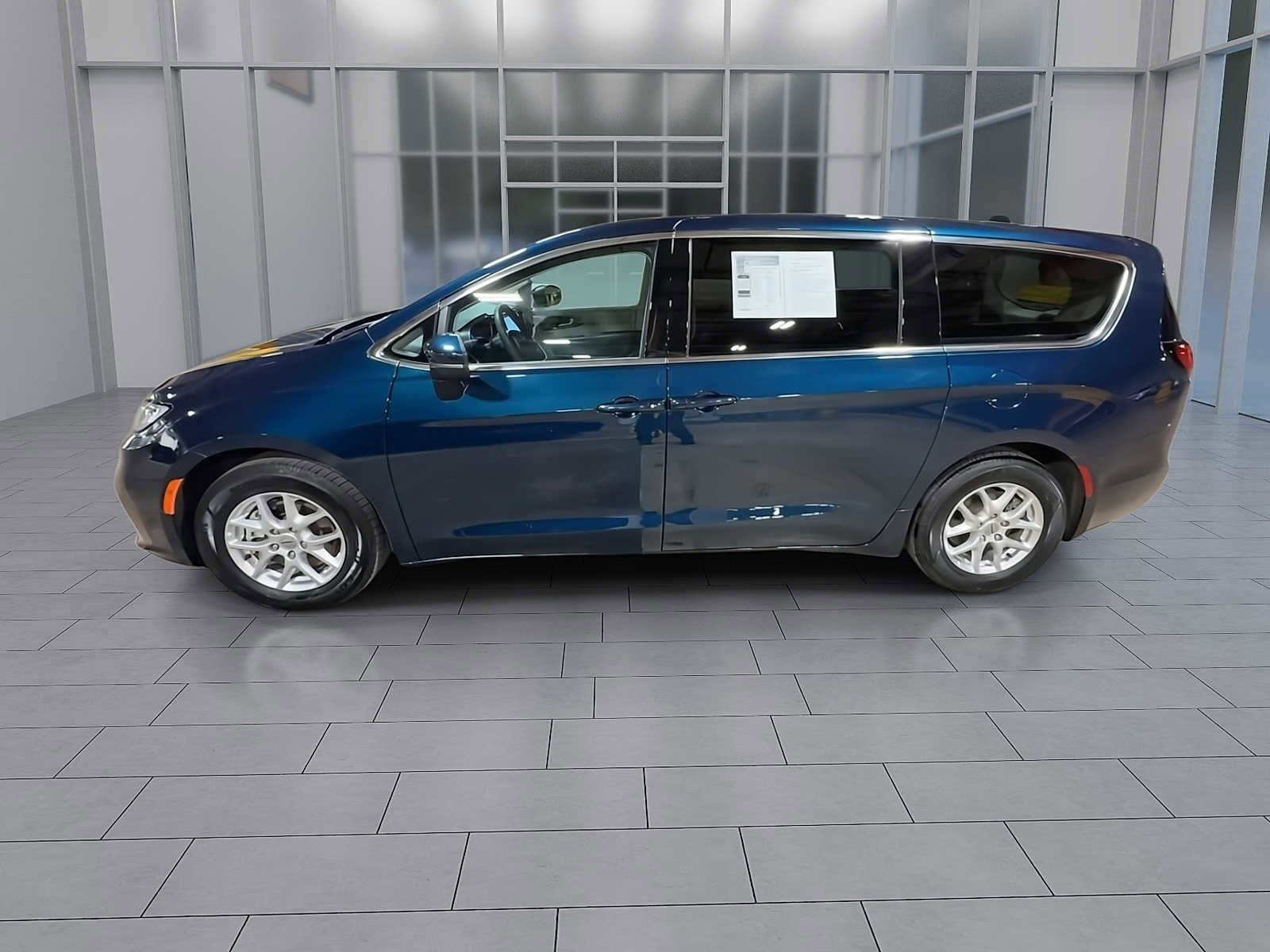 Used 2023 Chrysler Pacifica Touring-L image 5