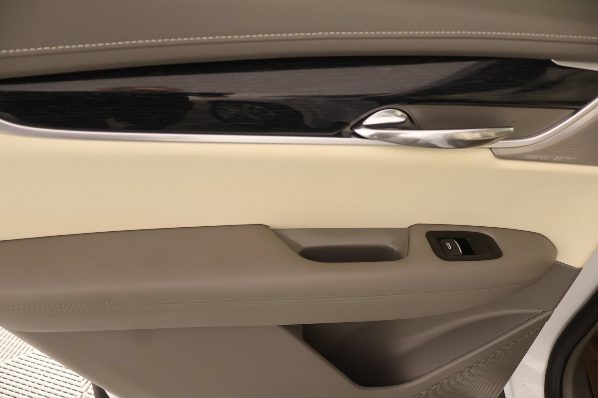 Used 2025 Cadillac XT6 Premium Luxury w/ Technology Package FWD image 19