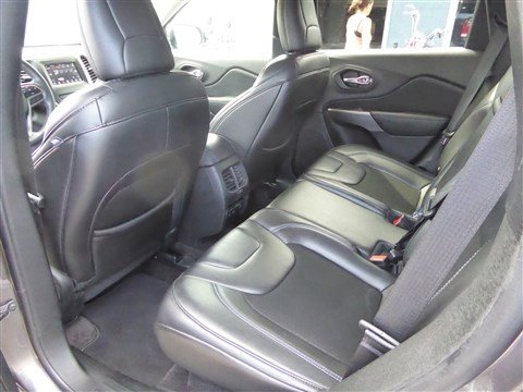Used 2019 Jeep Cherokee Latitude Plus w/ Comfort/Convenience Group image 17