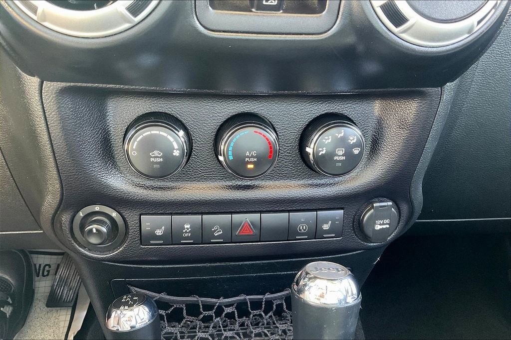 Used 2015 Jeep Wrangler Unlimited Rubicon w/ Connectivity Group AWD/4WD image 14