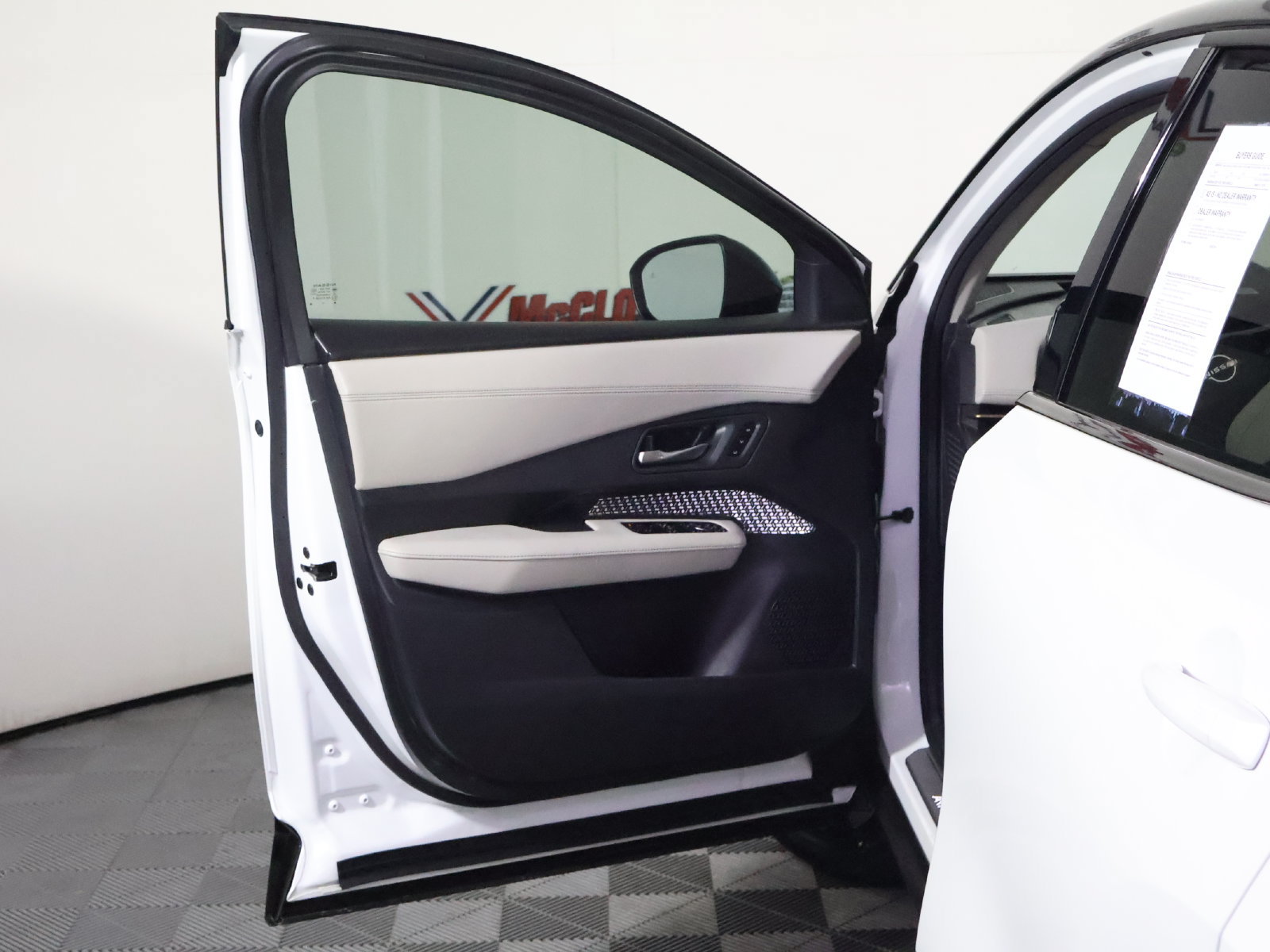 Used 2023 Nissan Ariya AWD image 23
