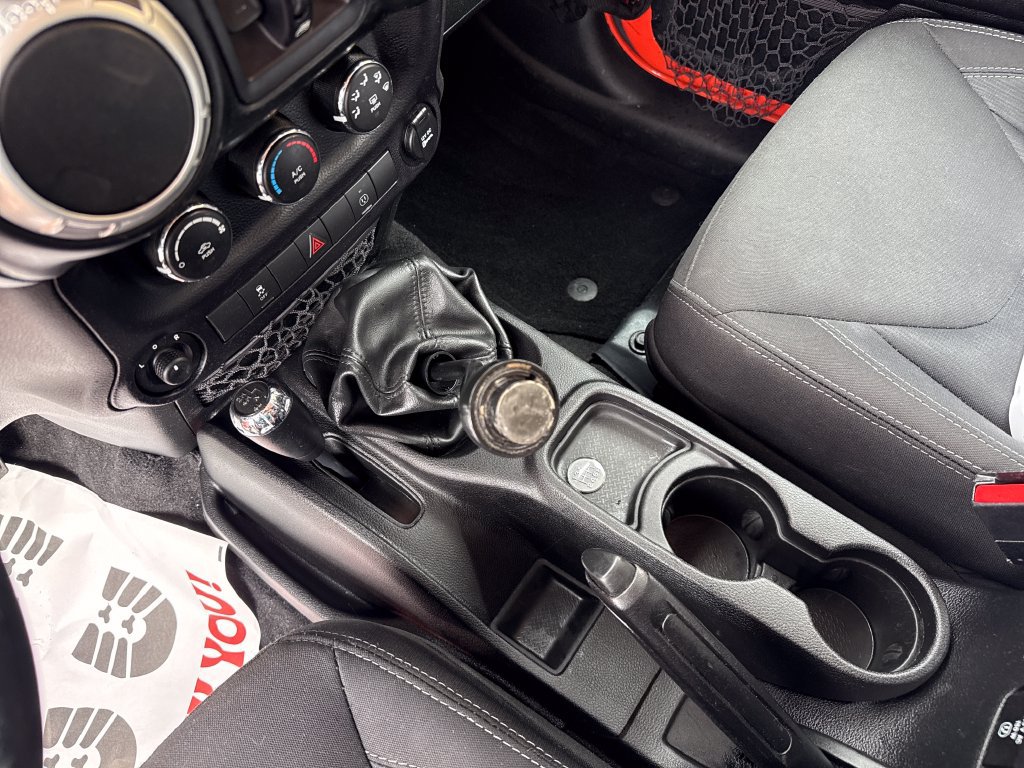 Used 2015 Jeep Wrangler Unlimited Rubicon w/ Connectivity Group AWD/4WD image 19