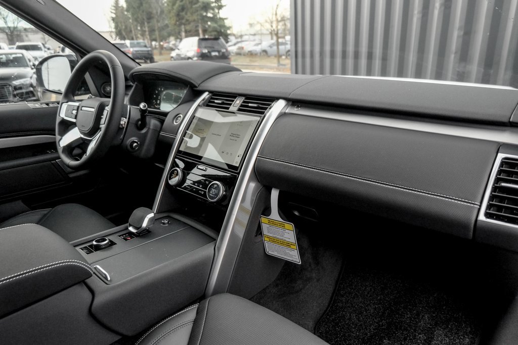 Used 2025 Land Rover Discovery Dynamic SE image 22