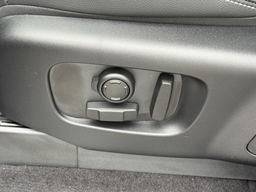 New 2025 Land Rover Discovery Dynamic SE image 13