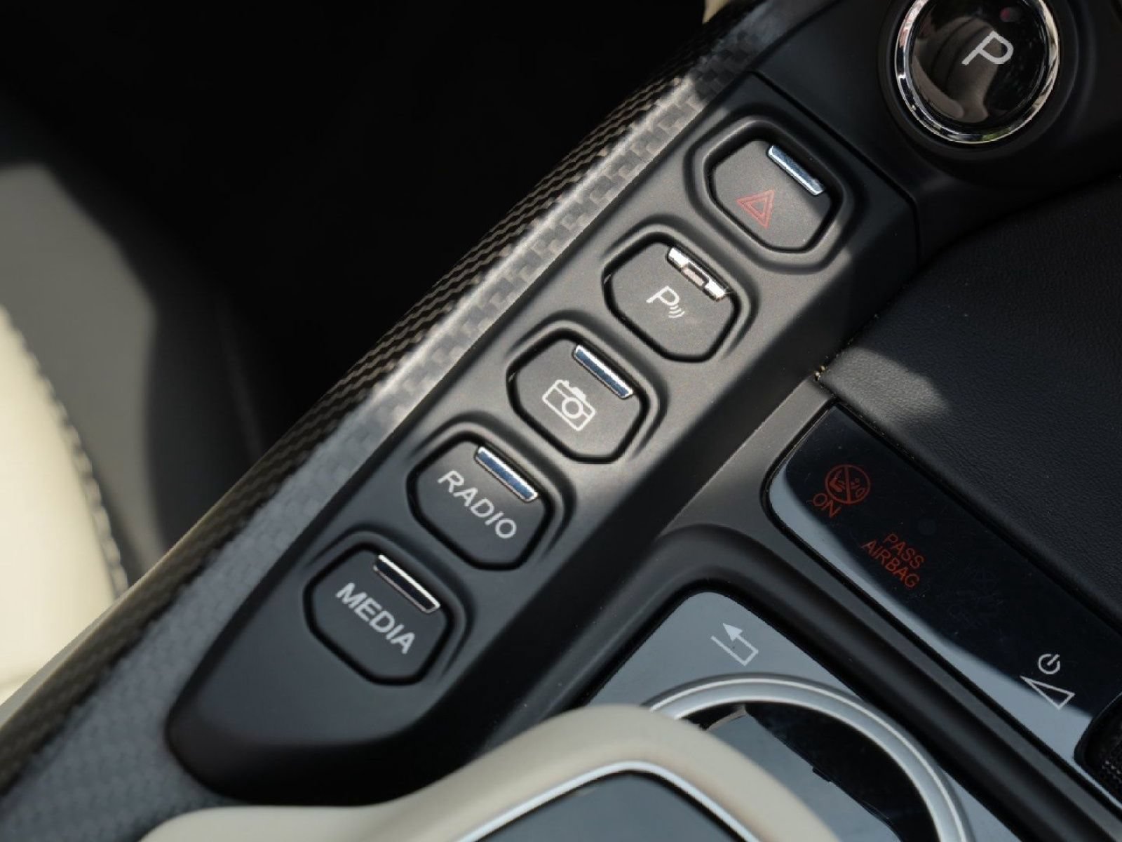 Used 2023 Aston Martin V8 Vantage Roadster RWD image 31