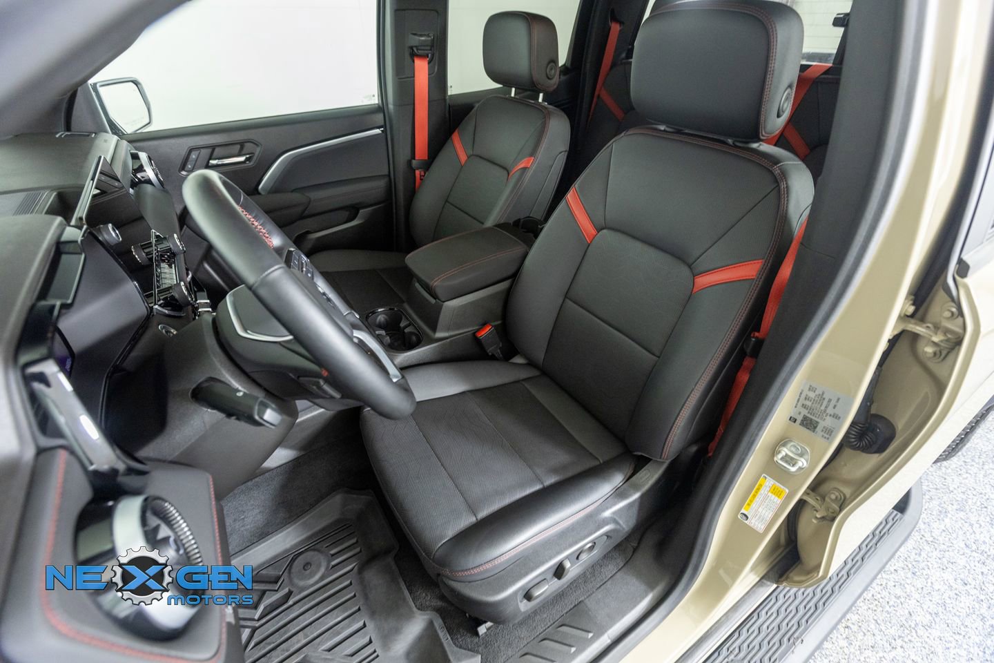 Used 2024 Chevrolet Colorado Z71 w/ Z71 Convenience Package 2 AWD/4WD image 24