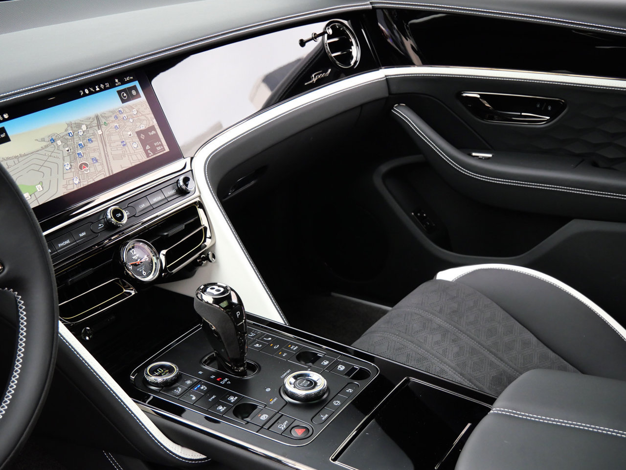 Used 2025 Bentley Flying Spur Plug-In Hybrid AWD/4WD image 18