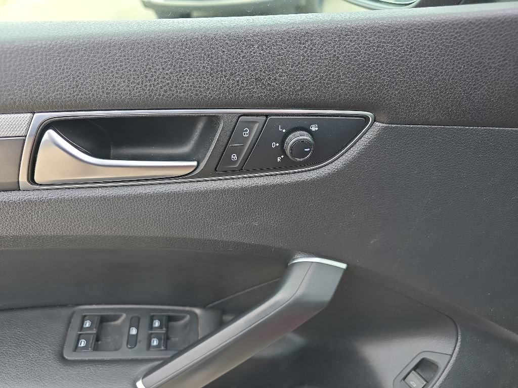 Used 2018 Volkswagen Passat 2.0T R-Line FWD image 6