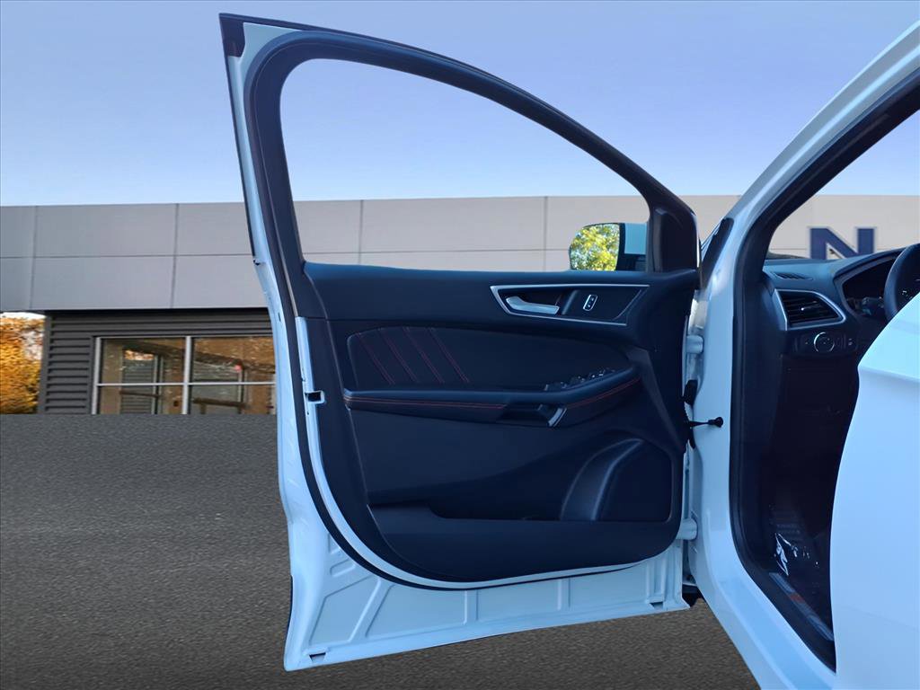 Used 2022 Ford Edge ST-Line w/ Class II Trailer Tow Package image 16