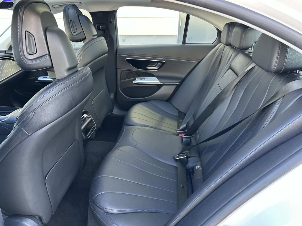 Used 2025 Mercedes-Benz E 350 4MATIC Sedan image 31