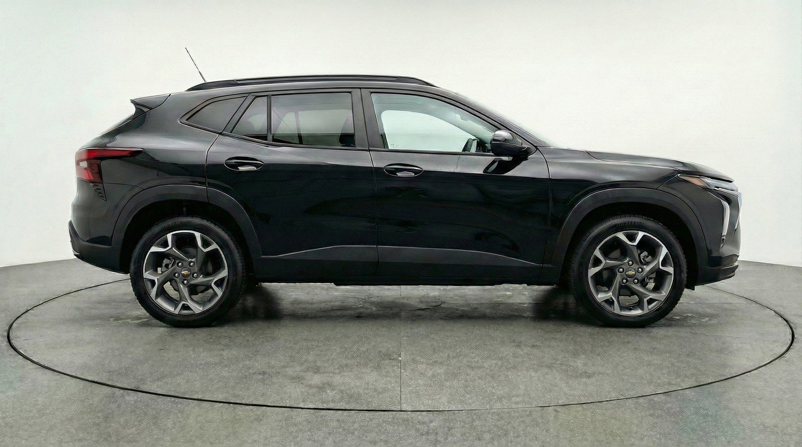 Used 2025 Chevrolet Trax LT FWD image 11