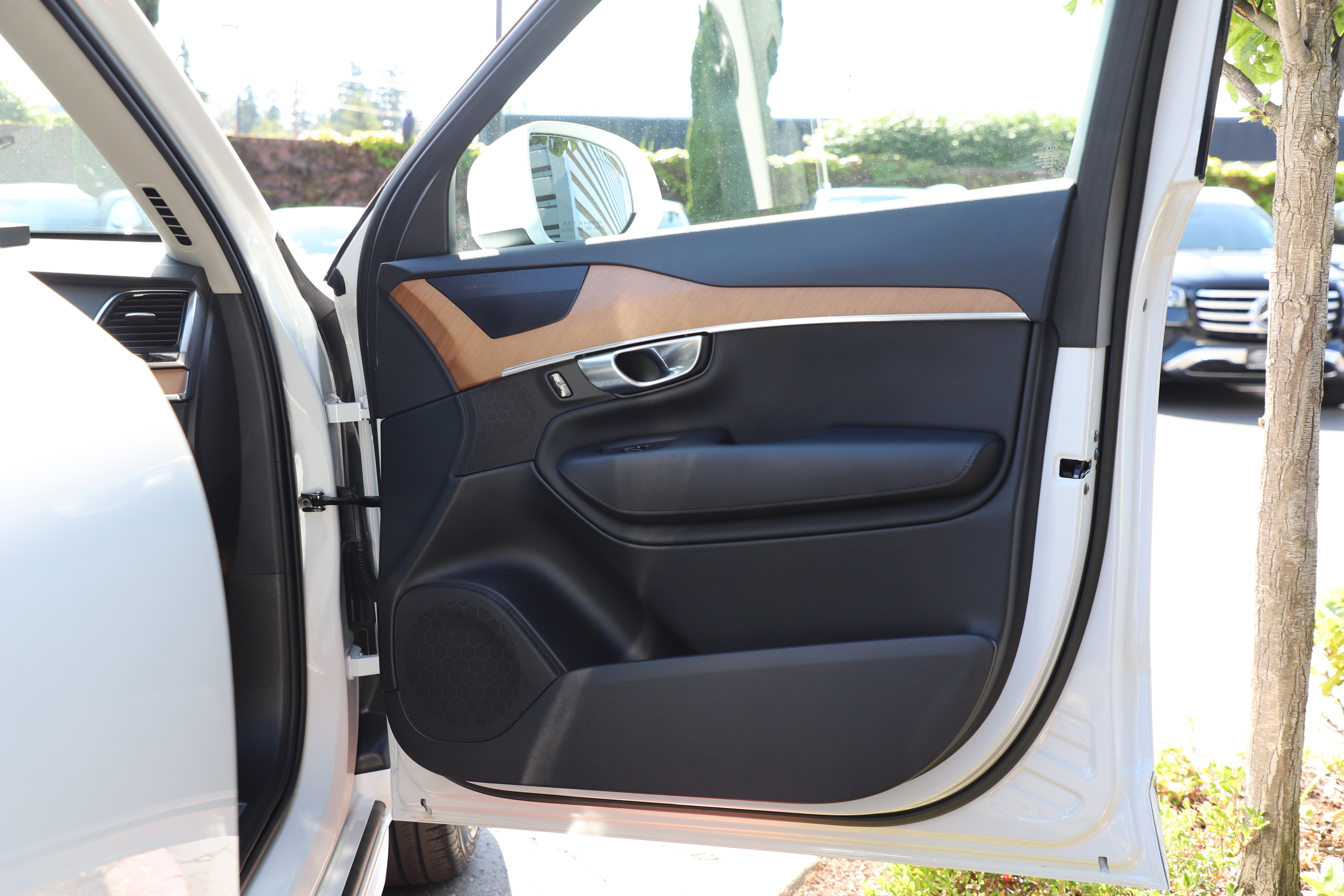 Used 2023 Volvo XC90 T8 Plus AWD/4WD image 7